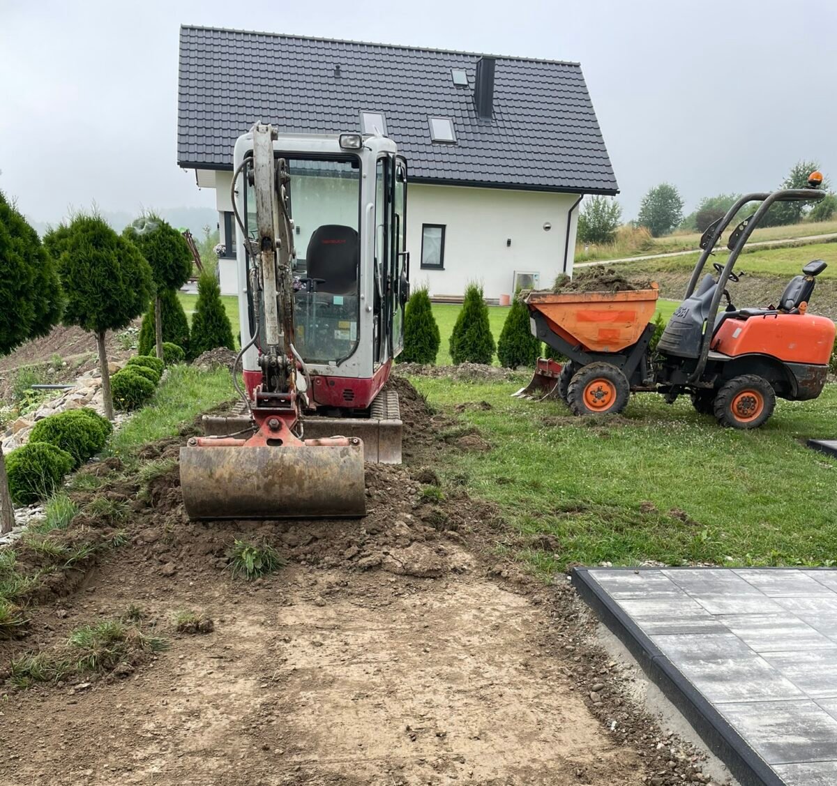 Minikoparka i wozidło podczas prac ziemnych przy domu