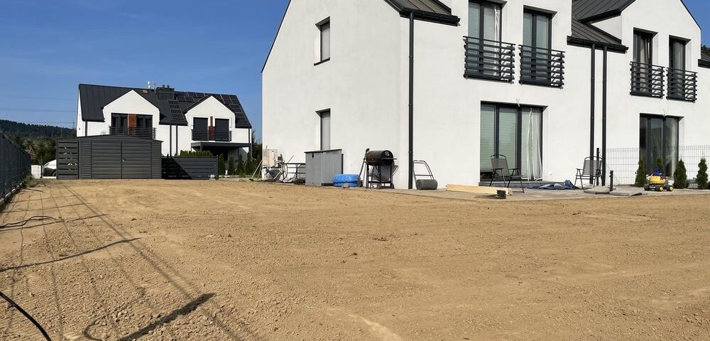 niwelacja terenu przy pomocy minikoparki w małopolsce