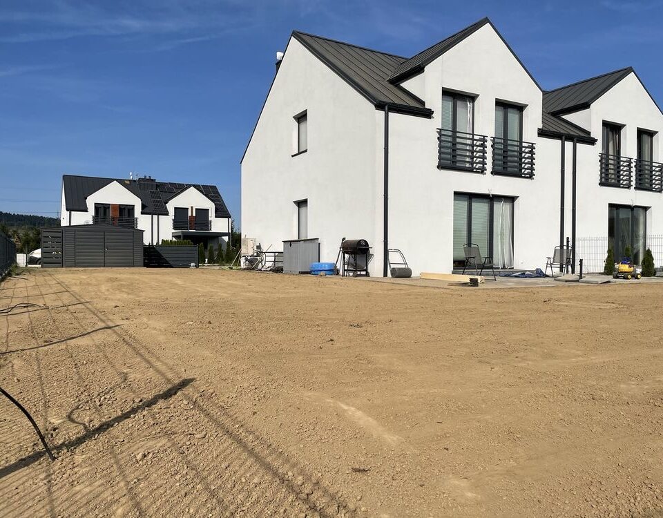 niwelacja terenu przy pomocy minikoparki w małopolsce