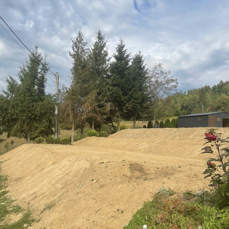 wyrównanie terenu i półkowe skarpy Bochnia – Rentbud