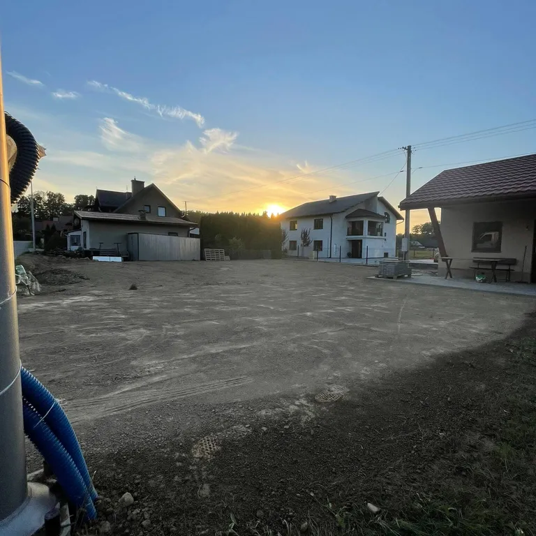 Wyrównanie terenu przy domku letniskowym w Myślenicach – zagęszczanie i przygotowanie pod trawnik