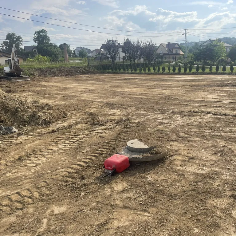 Wyrównanie terenu i wywóz ziemi w Nowym Targu – przygotowanie działki pod inwestycję