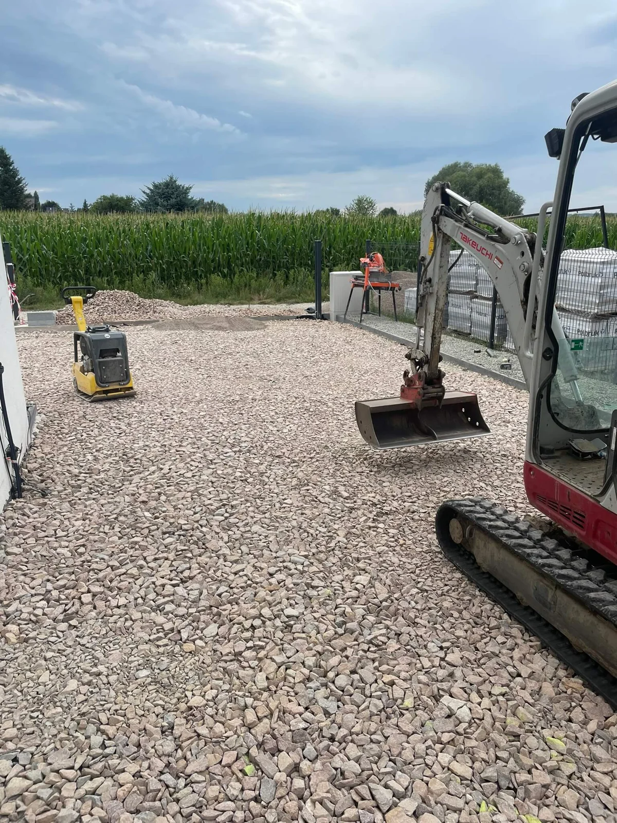 Minikoparka Takeuchi TB216 podczas korytowania terenu pod drogę dojazdową.