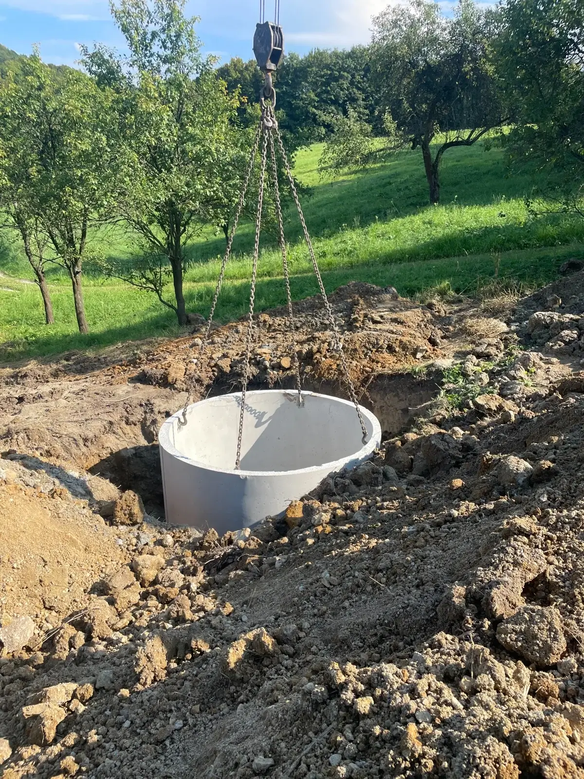 Zbiornik retencyjny wkopany na działce podczas naprawy odwodnienia