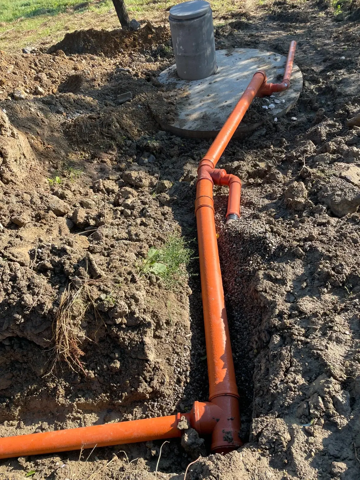 Podziemne rury odprowadzające wodę z rynien do zbiornika
