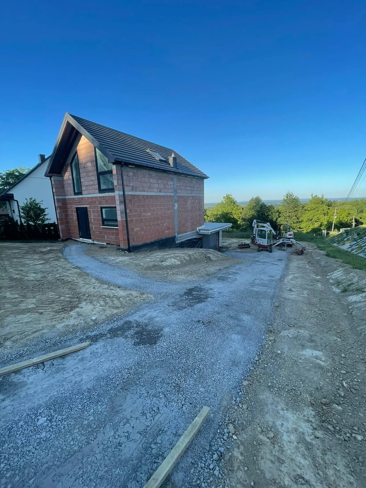 Teren po wyrównaniu – działka równa, zagęszczona i przygotowana pod trawę lub nasadzenia