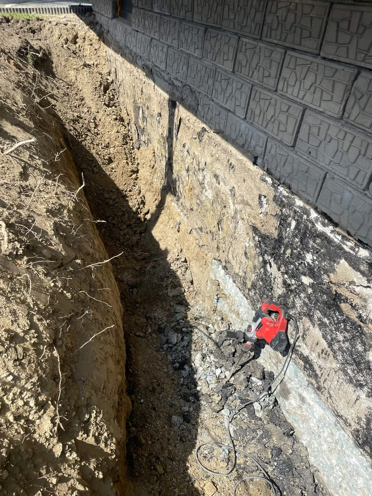 Wykop pod hydroizolację fundamentów podczas przygotowania podłoża przed izolacją KMB i XPS
