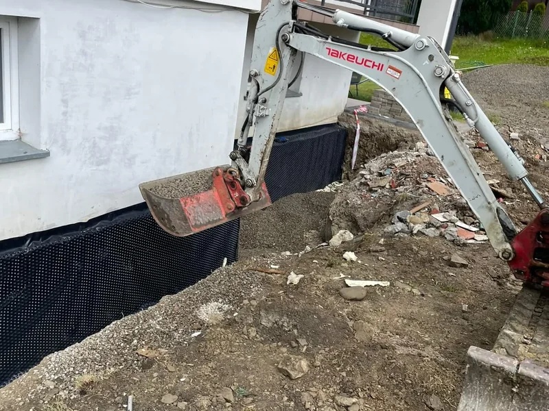 Hydroizolacja fundamentów - wykop przy ścianie budynku - RentBud Małopolska