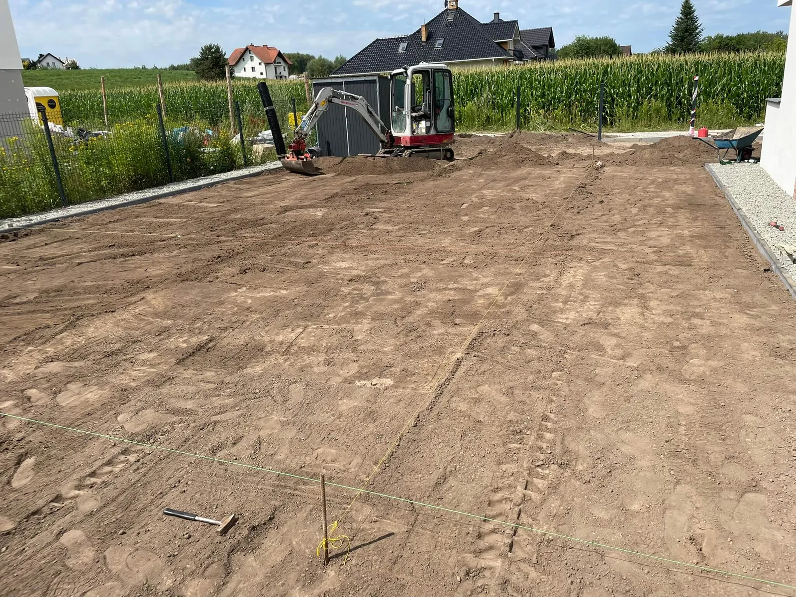 Wyrównany teren po niwelacji - przygotowanie działki pod budowę - RentBud Małopolska