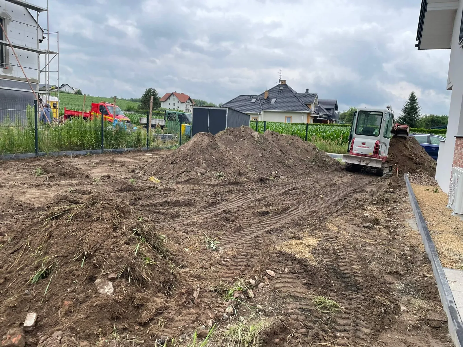 Niwelacja terenu - przygotowanie działki pod budowę przed wyrównaniem - RentBud Małopolska