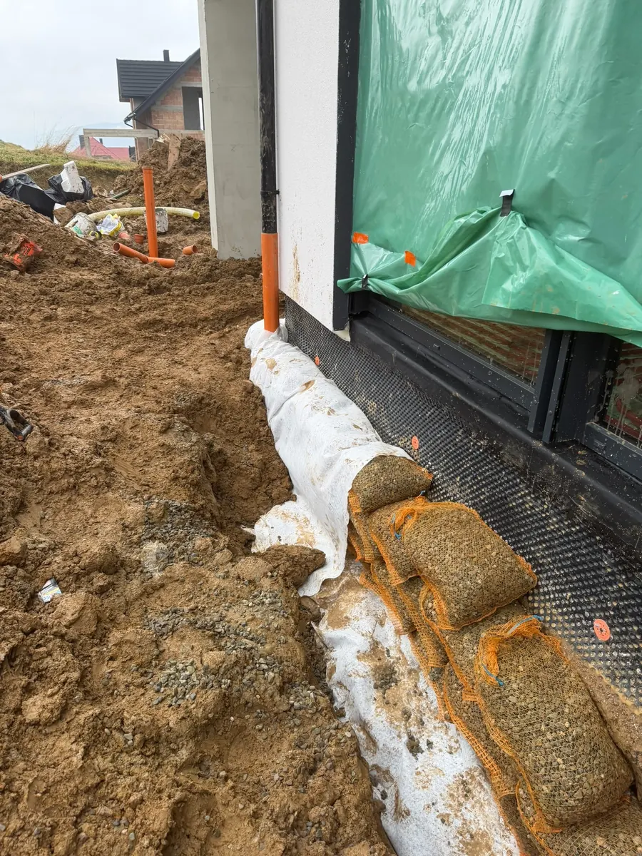 Odwodnienie domu Bochnia - odprowadzenie wody z rynien - geowłóknina