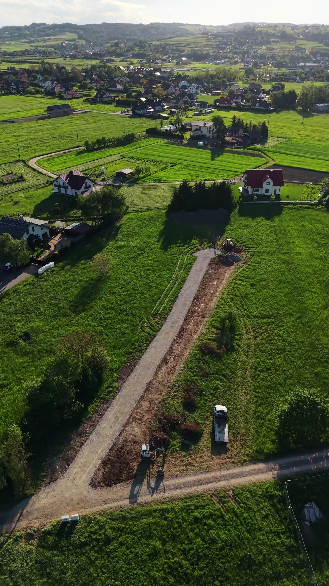 Droga z kruszywa 100 m x 4 m z drona - RentBud Budowa drogi z kruszywa 100 m x 4 m - RentBud Małopolska