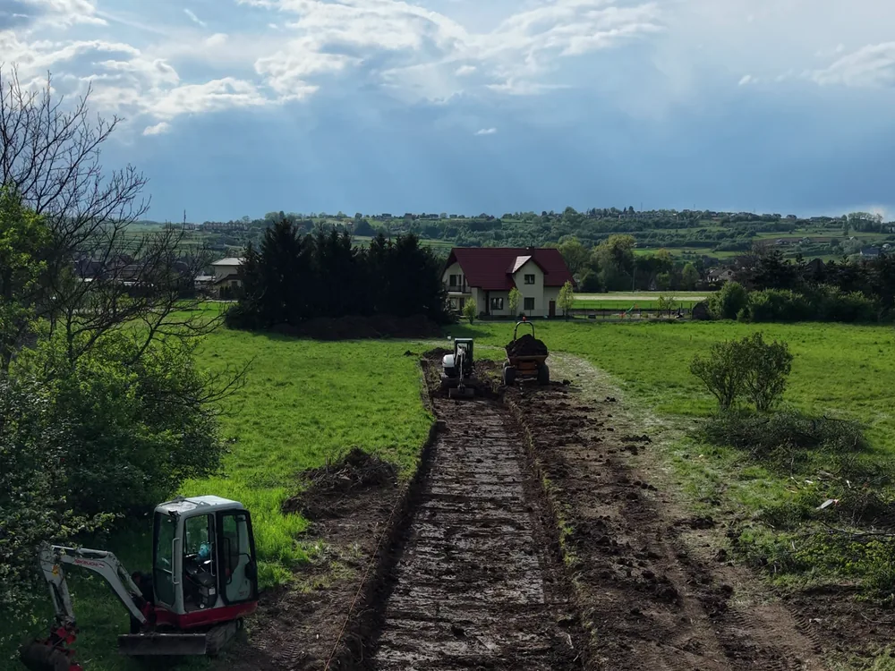 Korytowanie pod drogę dojazdową z kruszywa Korytowanie pod drogę z kruszywa - RentBud Małopolska