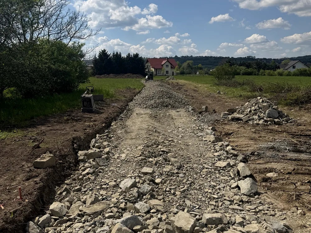 Pierwsza warstwa kruszywa i podbudowa pod drogę dojazdową Pierwsza warstwa kruszywa pod drogę z kruszywa - RentBud Małopolska