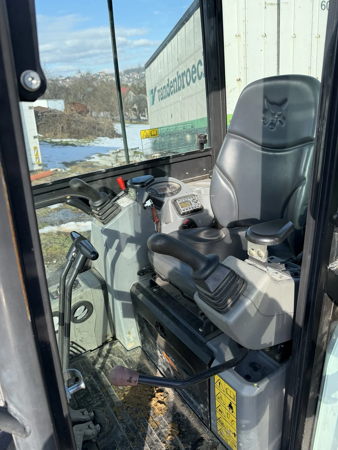 Kabina minikoparki Bobcat E19 na wynajem
