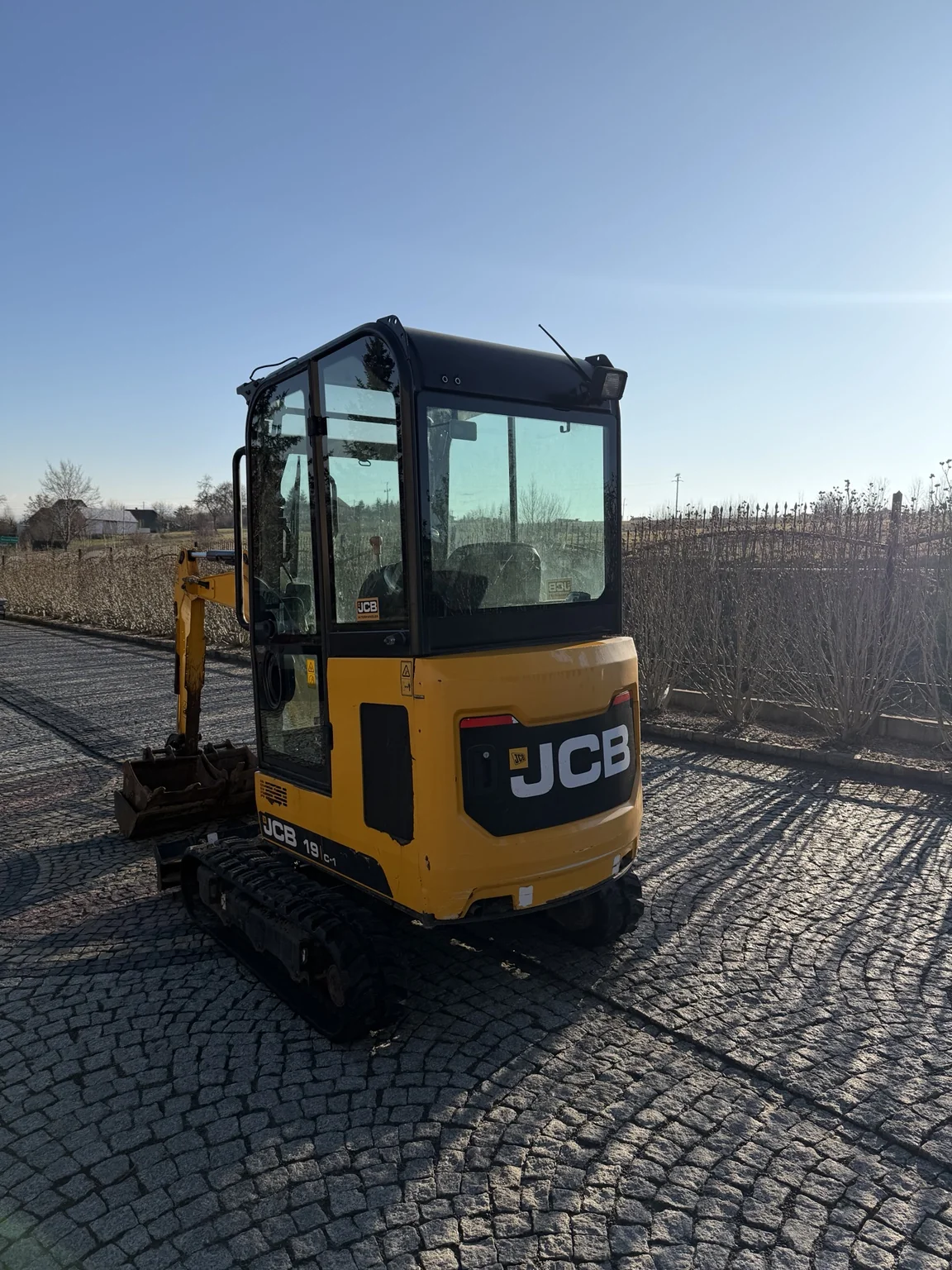 Minikoparka JCB 19C-1 RentBud przygotowana do wynajmu