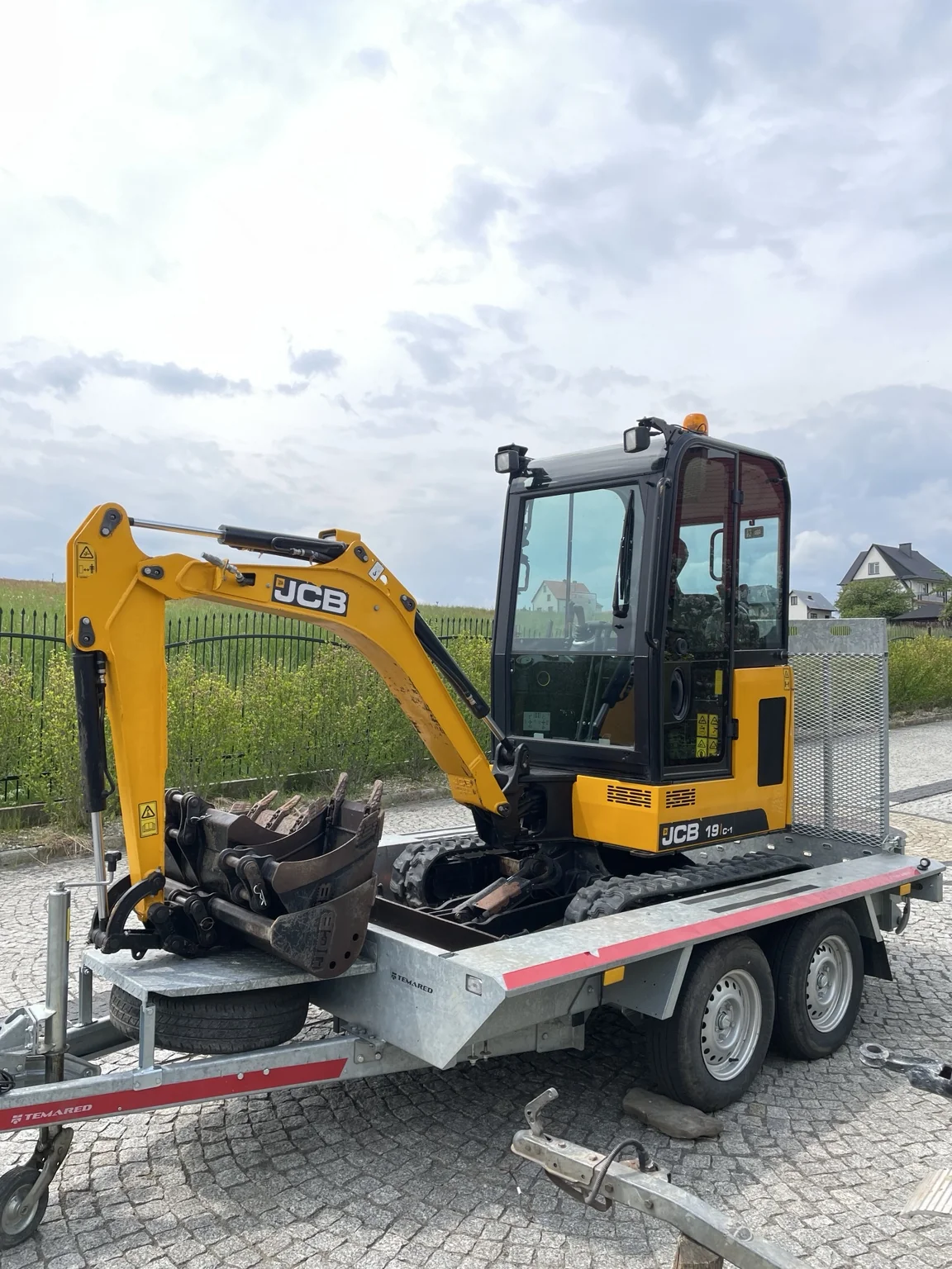 Minikoparka JCB 19C-1 do wynajęcia bez operatora w Nowym Sączu i Małopolsce