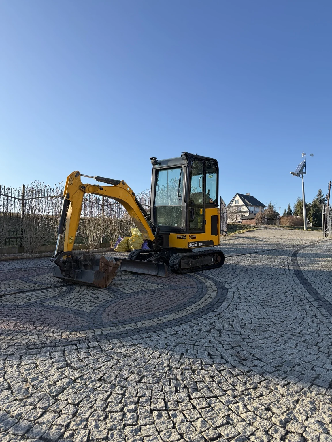 Minikoparka JCB 19C-1 do wynajęcia bez operatora w Nowym Sączu