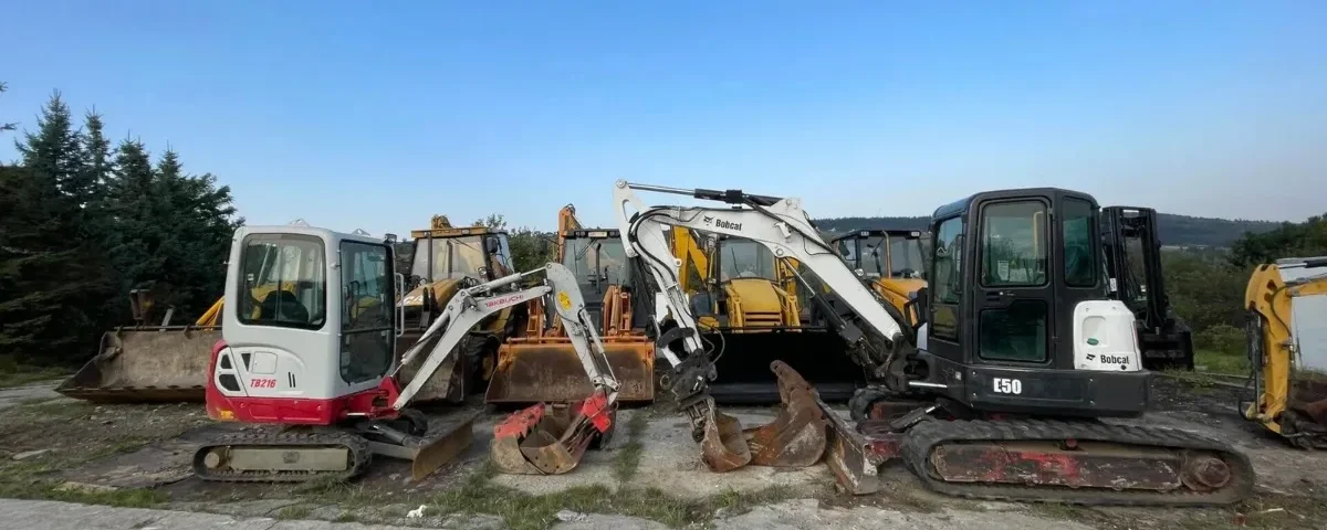 Minikoparka Takeuchi TB216, koparka Bobcat E50 i koparkoładowarki na placu