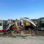 Minikoparka Takeuchi TB216, koparka Bobcat E50 i koparkoładowarki na placu