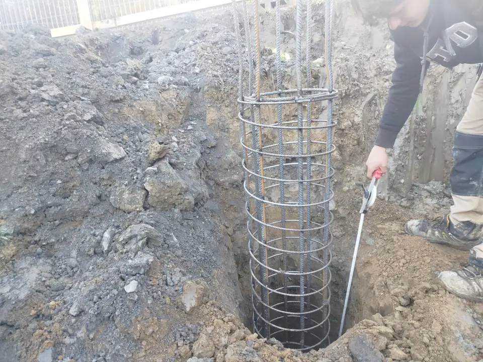 Kosz zbrojeniowy w otworze pod pal i pomiar głębokości otworu taśmą mierniczą