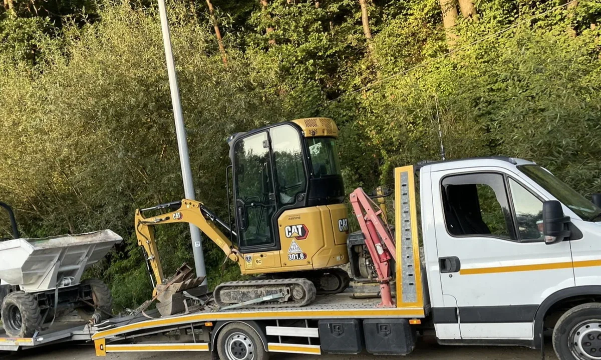 Minikoparka i wozidło na lawecie podczas transportu na miejsce prac