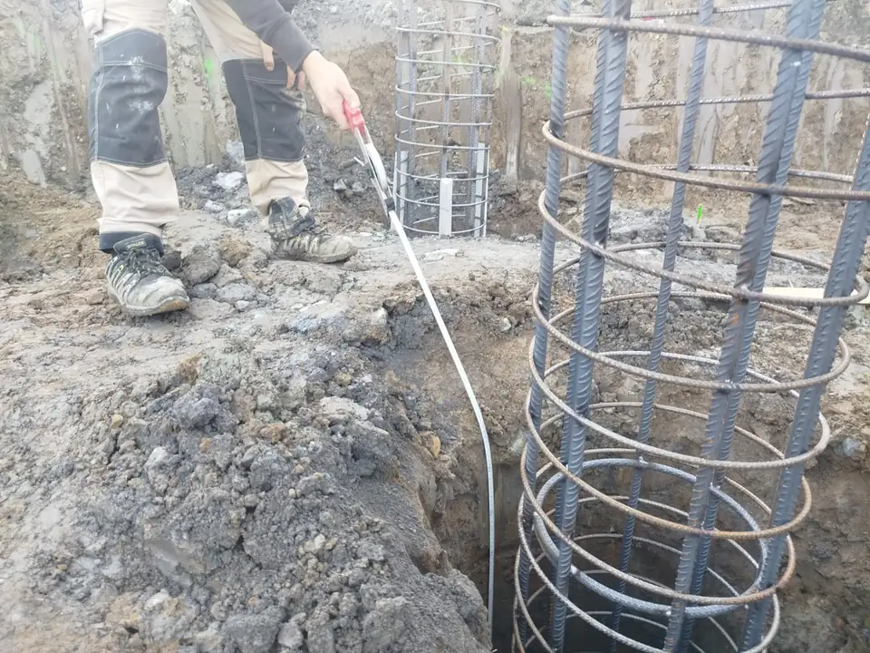 Pomiar głębokości otworu pod pal fundamentowy przed montażem zbrojenia
