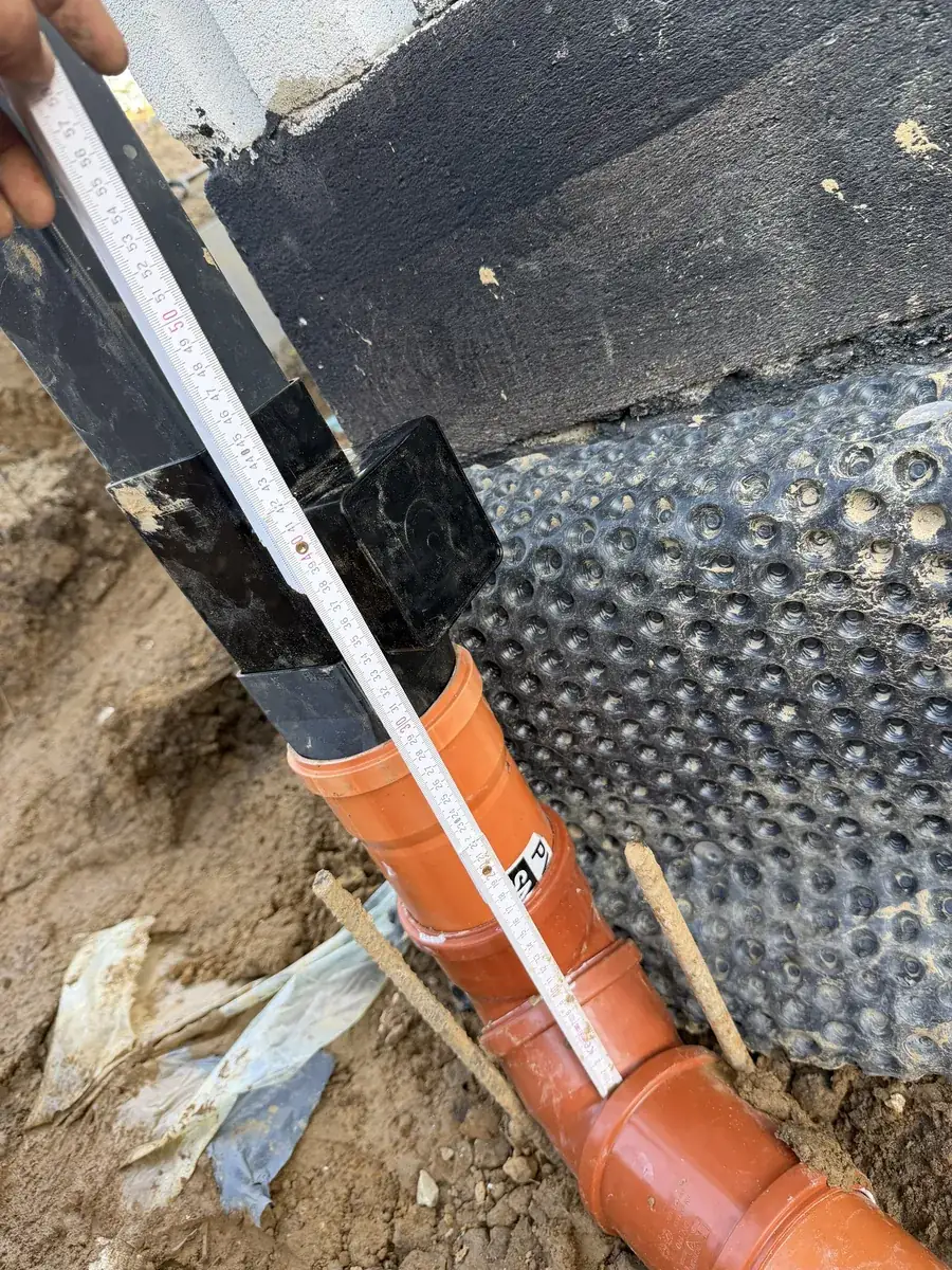 Przyłącze rury spustowej do podziemnej instalacji deszczowej PVC – pomiar wysokości