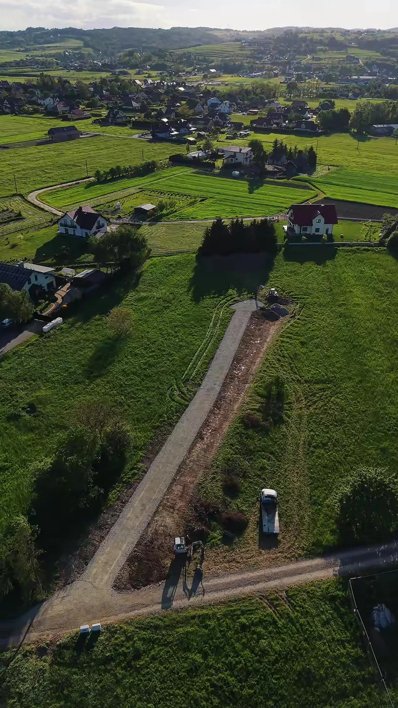 Zjazd i droga dojazdowa z kruszywa na działce - widok z lotu ptaka