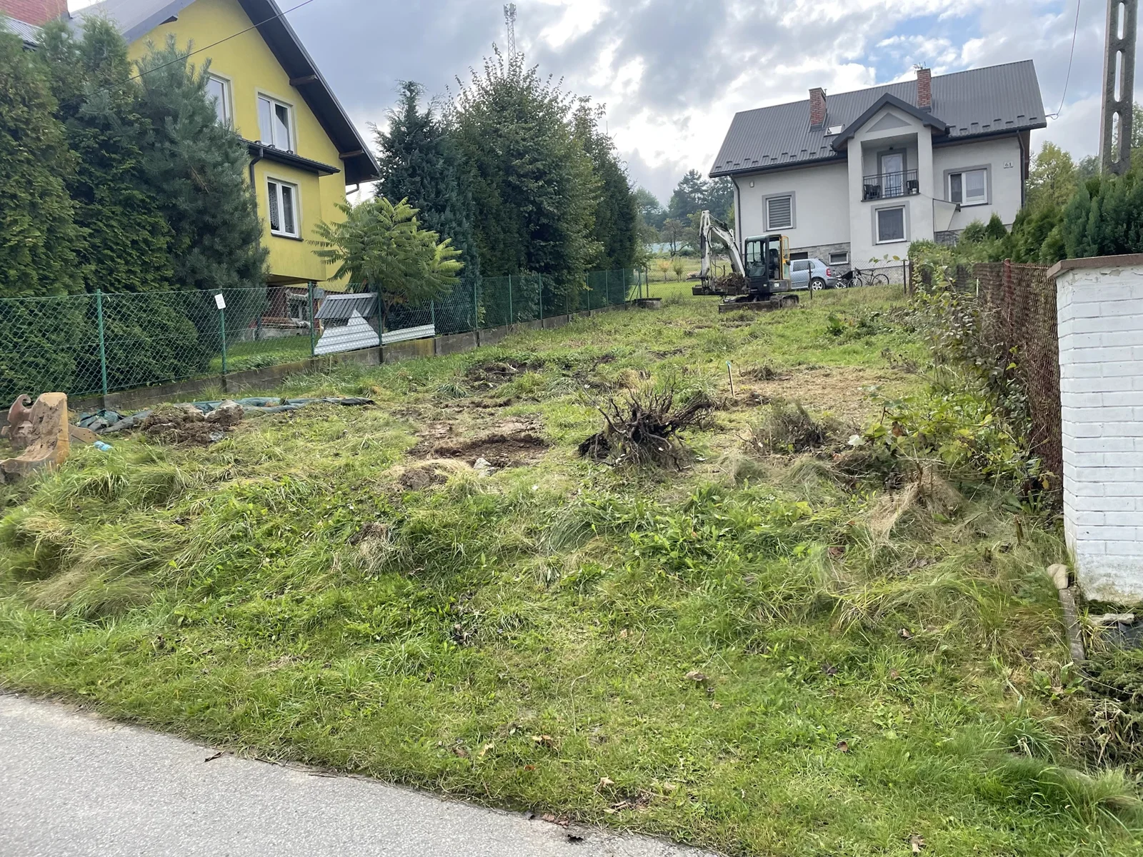 Działka przy drodze przed wykonaniem wjazdu z kruszywa - RentBud