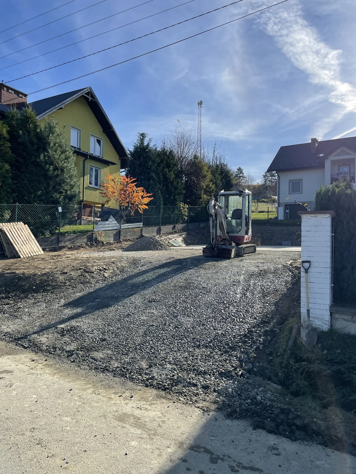 Wjazd z kruszywa z drogi na działkę po zakończeniu prac - RentBud