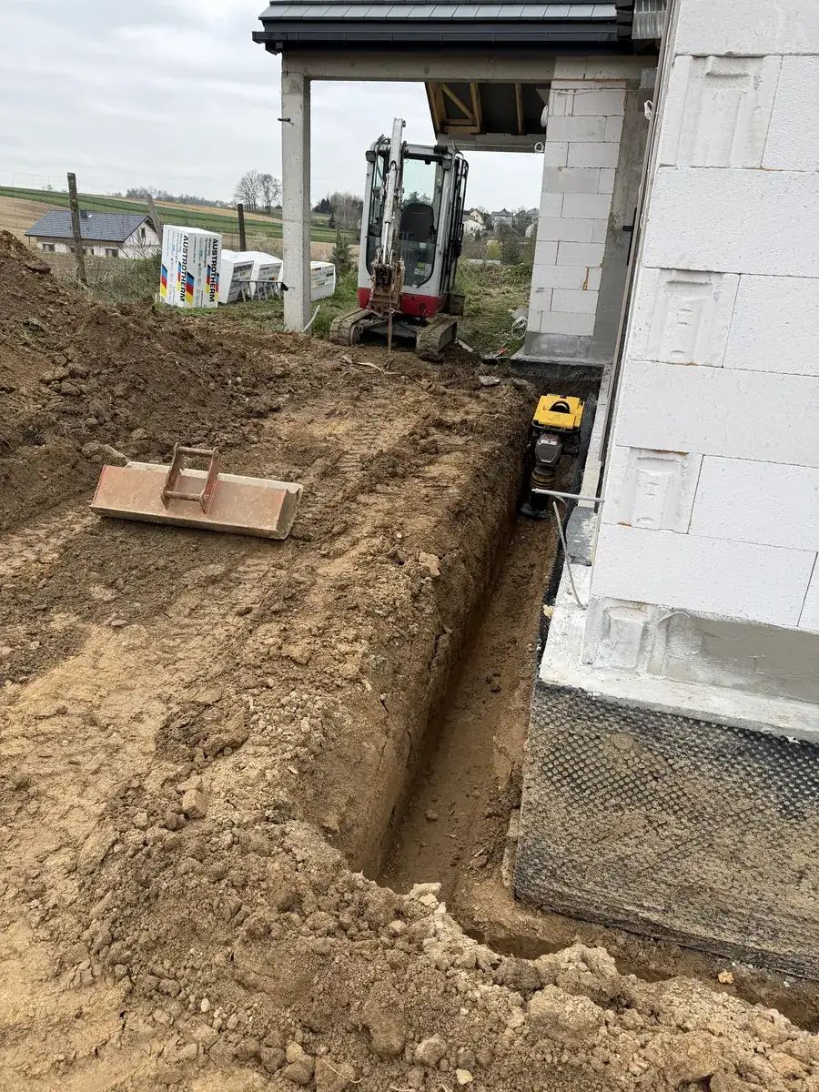 Wykop wzdłuż domu pod instalację odprowadzenia wody z rynien – minikoparka Takeuchi i zagęszczarka